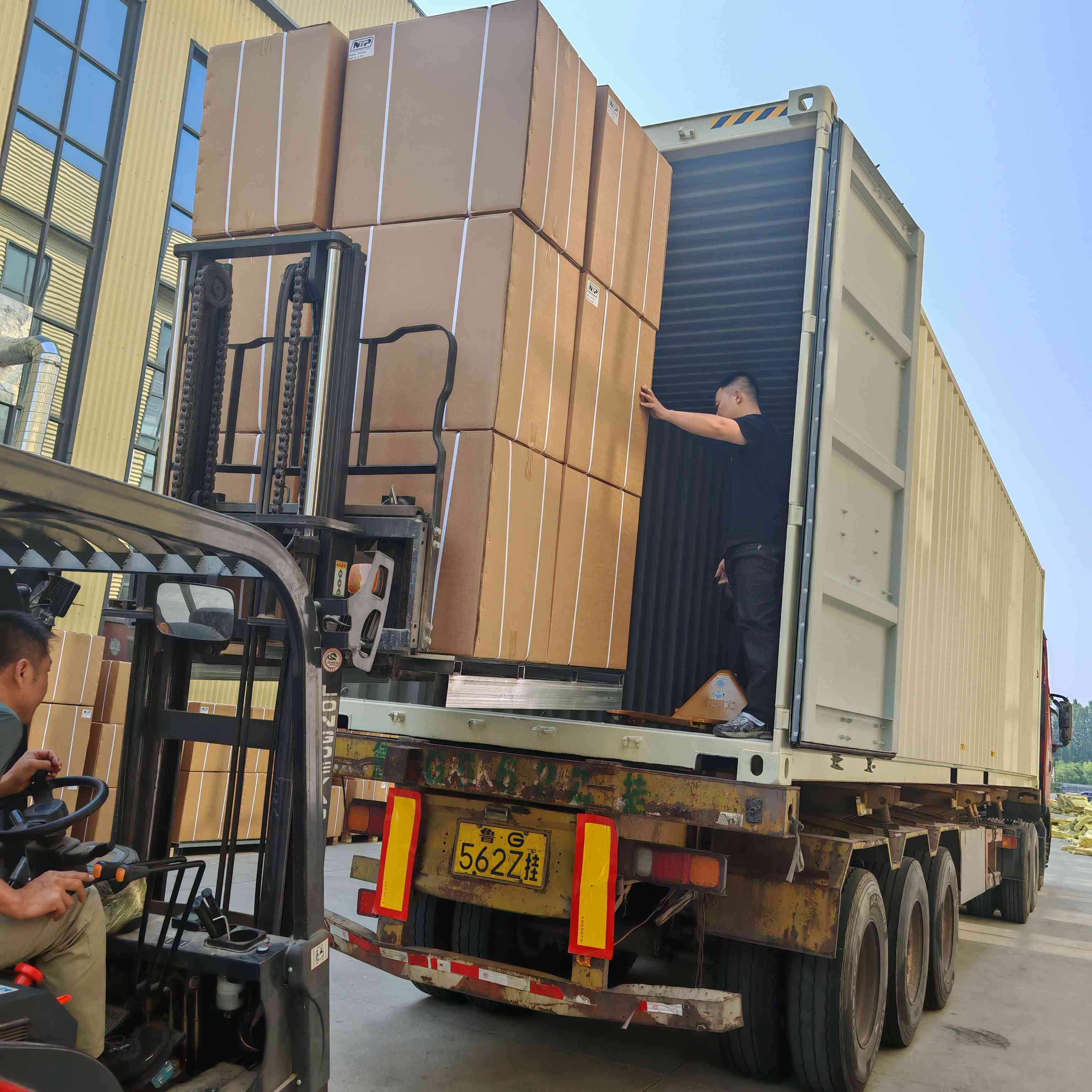 Vận chuyển thành công: Bạn có thấy các bộ lọc dầu hạng nặng của chúng tôi khởi hành đến Nga ngày hôm nay không?